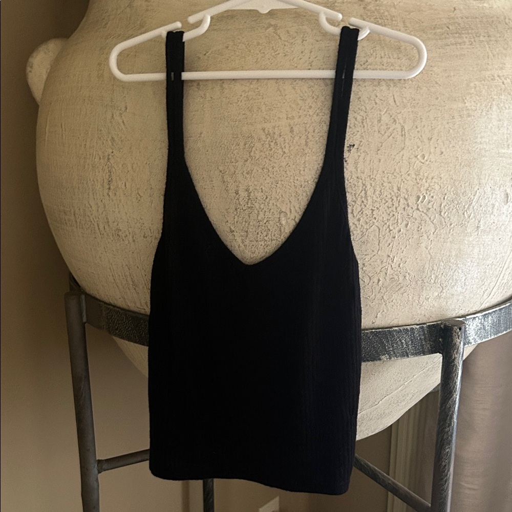 Forever 21 Black V-Neck Camisole 🥞